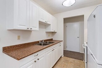 Harvester Apartments in Medicine Hat, AB - Building Photo - Building Photo