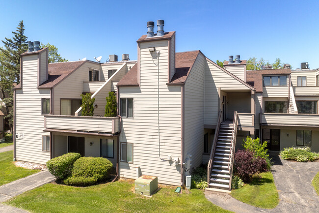 Strawberry Condominiums in North Chicago, IL - Building Photo - Building Photo