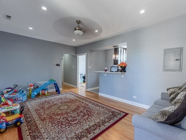 5717 N Kimball Ave in Chicago, IL - Building Photo - Building Photo