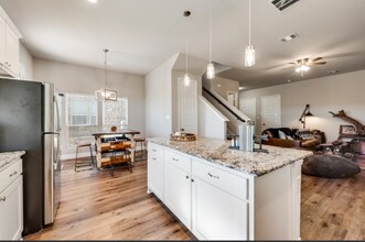 721 N Jefferson St, Unit 1111 in Pilot Point, TX - Foto de edificio - Building Photo