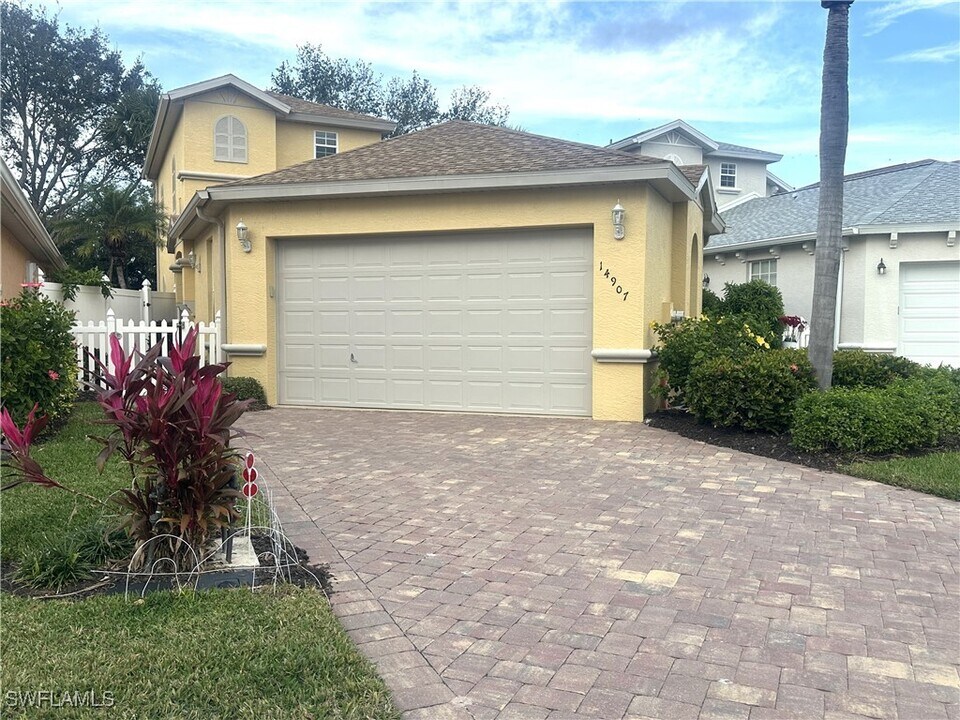 14907 Sterling Oaks Dr in Naples, FL - Building Photo