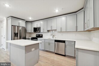 5039 Pine St, Unit 3 in Philadelphia, PA - Building Photo - Building Photo