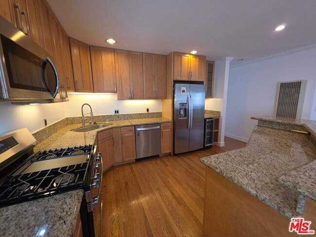 670 Broadway St in Los Angeles, CA - Building Photo - Building Photo