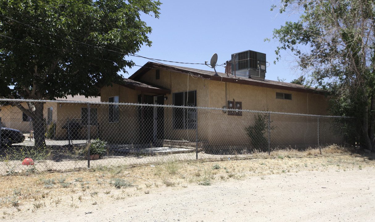 15080 A-D Sequoia Ave in Hesperia, CA - Building Photo