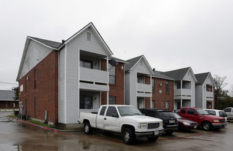 McNeil Star Apartments in Dallas, TX - Building Photo - Building Photo