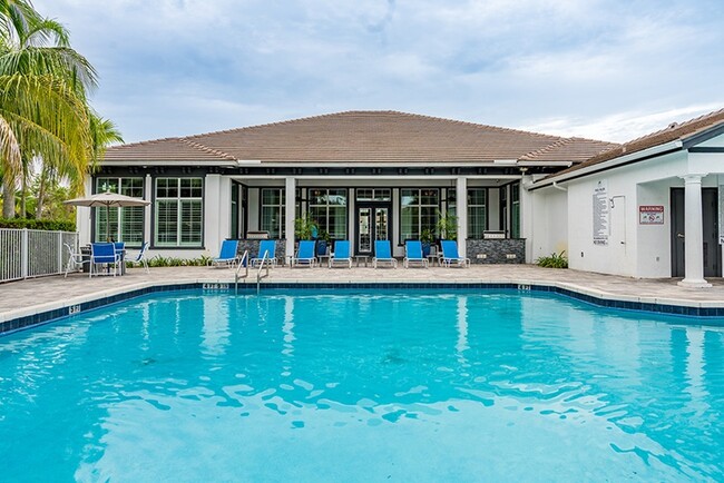 Amberton Luxury Townhomes in Naples, FL - Foto de edificio - Building Photo