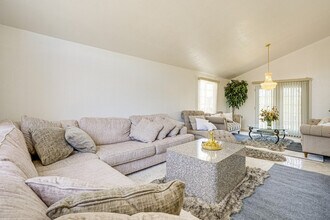 172 Goldenrod Dr in Hercules, CA - Building Photo - Building Photo