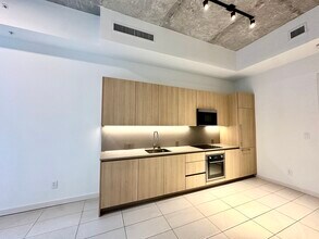 142 NW 31st St, Unit S2 in Miami, FL - Building Photo - Building Photo