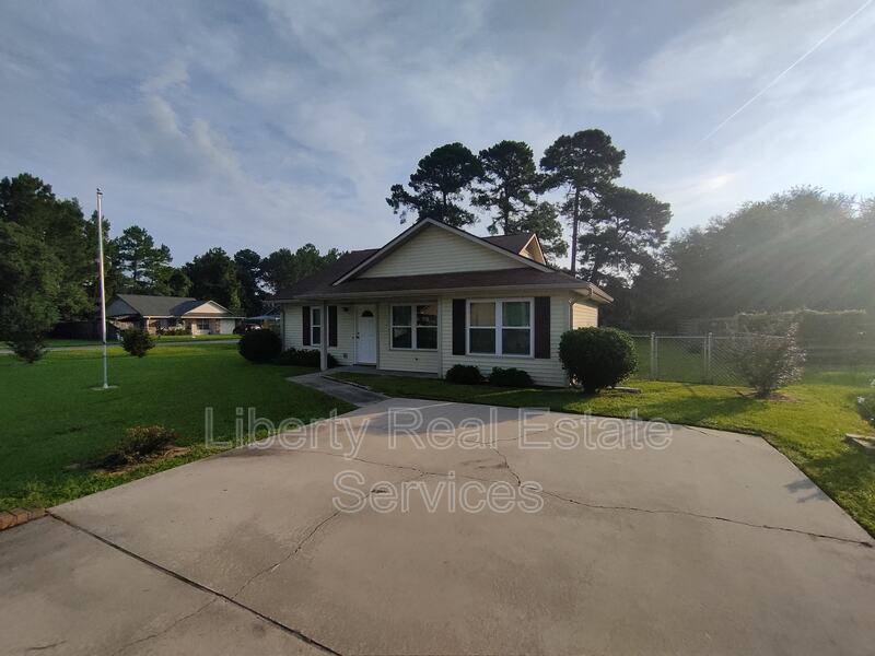 633 Trevor St in Hinesville, GA - Building Photo