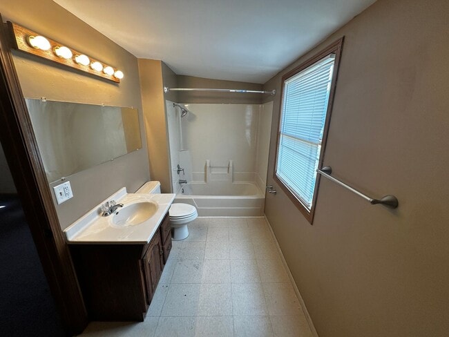 226 E Hyde Park Ave in St. Joseph, MO - Building Photo - Building Photo