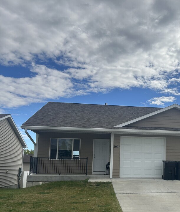 2001 Lake Hills Dr in Billings, MT - Building Photo