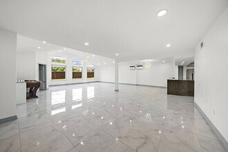 1068 Chimney Rock Rd in Houston, TX - Building Photo - Building Photo