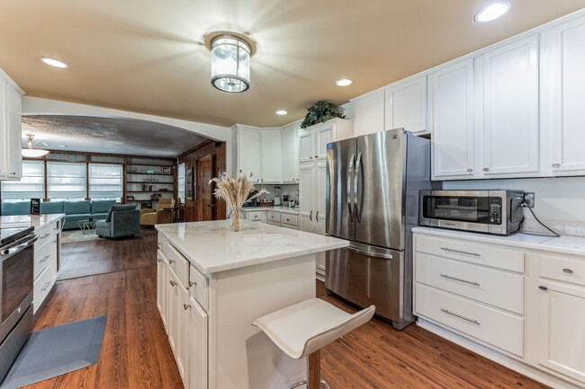 1857 E Holmes Rd in Memphis, TN - Building Photo - Building Photo