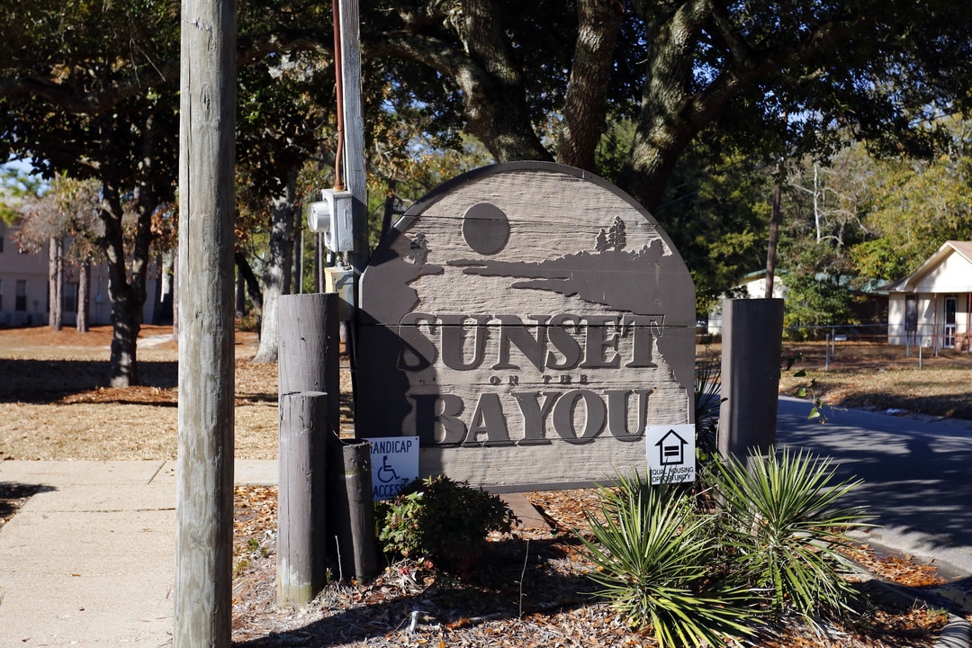 Sunset On the Bayou in Mobile, AL - Foto de edificio