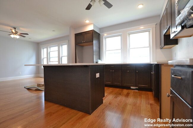 72 Perthshire Rd, Unit 1 in Boston, MA - Building Photo - Building Photo