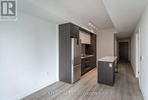395 Square One Dr in Mississauga, ON - Building Photo