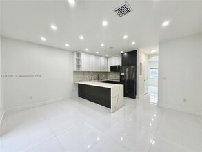 16615 NW 70th Ct in Hialeah, FL - Foto de edificio - Building Photo