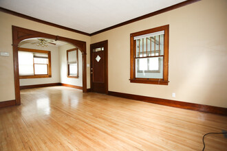 210 Cross St, Unit Upper in North Mankato, MN - Building Photo - Building Photo
