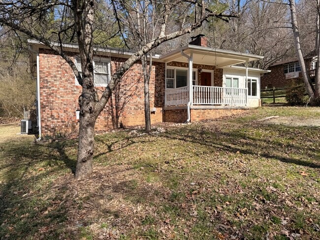 1511 High St in Hendersonville, NC - Foto de edificio - Building Photo