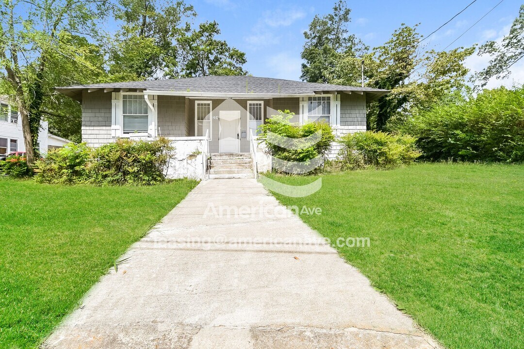 204 S Adair St in Clinton, SC - Foto de edificio