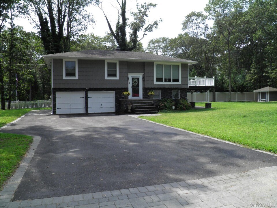 2 Argyle Pl in Smithtown, NY - Building Photo