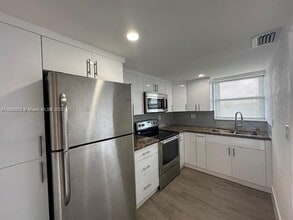 9375 Fontainebleau Blvd in Miami, FL - Building Photo - Building Photo