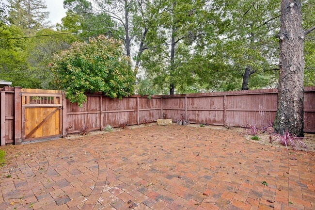 832 Los Robles Ave in Palo Alto, CA - Building Photo - Building Photo