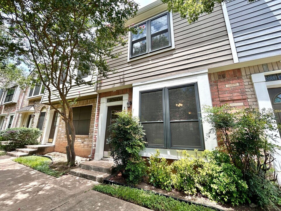 12325 Los Indios Trail in Austin, TX - Building Photo