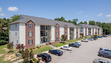 Village Chase Apartments in Fayetteville, NC - Foto de edificio - Building Photo