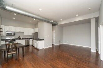 1560 W Wabansia Ave, Unit 2e in Chicago, IL - Foto de edificio - Building Photo