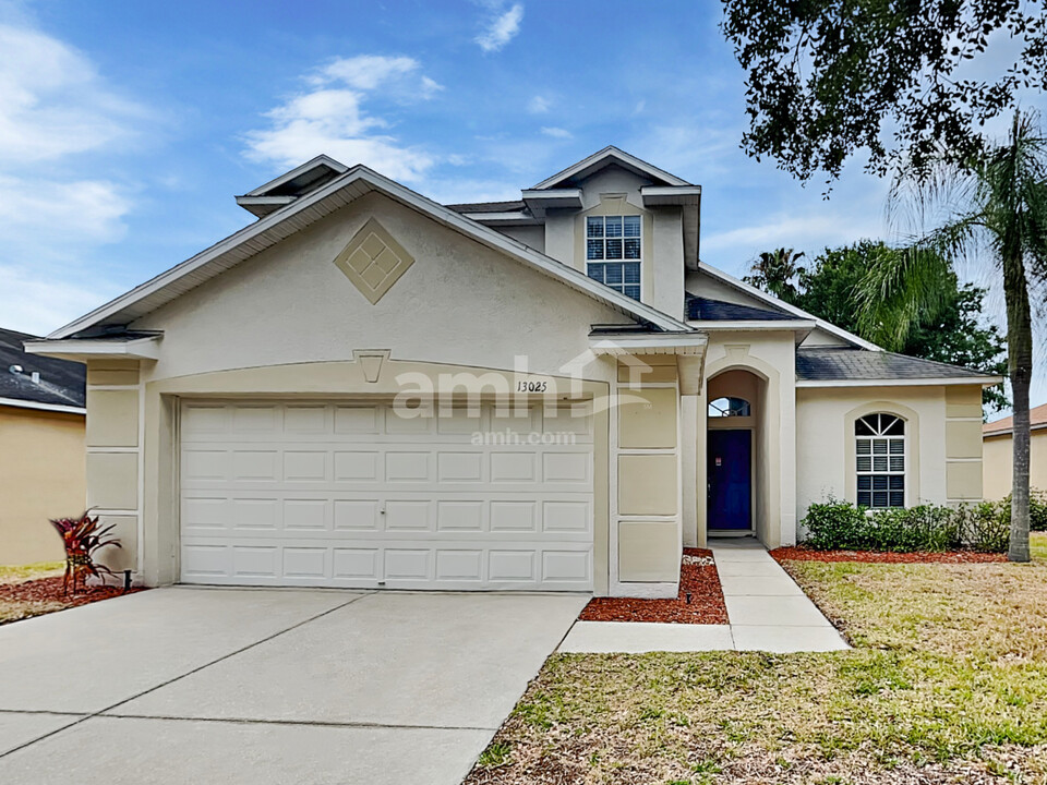 13025 Waterbourne Dr in Gibsonton, FL - Building Photo