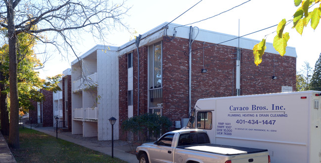 Brookfield Manor Apartments in Riverside, RI - Building Photo - Building Photo