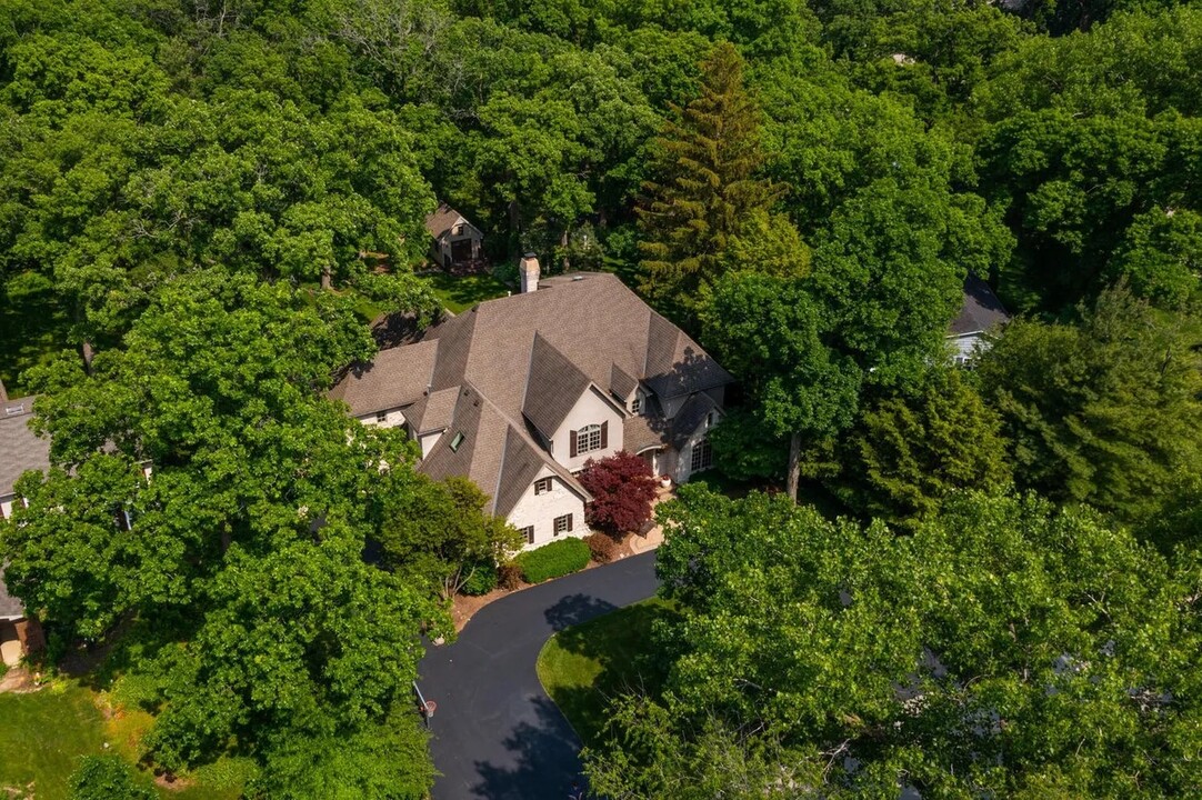 8 Blackthorne Ln in Naperville, IL - Foto de edificio