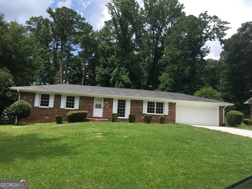 5496 Joeclay Dr in Stone Mountain, GA - Building Photo