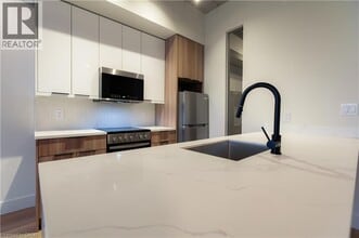 24 Augusta St in Hamilton, ON - Building Photo - Building Photo