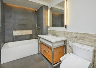 211 E 13th St, Unit 6E in New York, NY - Foto de edificio - Building Photo
