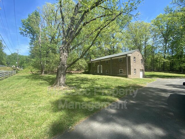 126 Morton Rd in Fredericksburg, VA - Foto de edificio - Building Photo