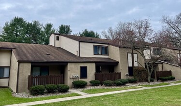 Robinwood Apartments in Stow, OH - Foto de edificio - Building Photo