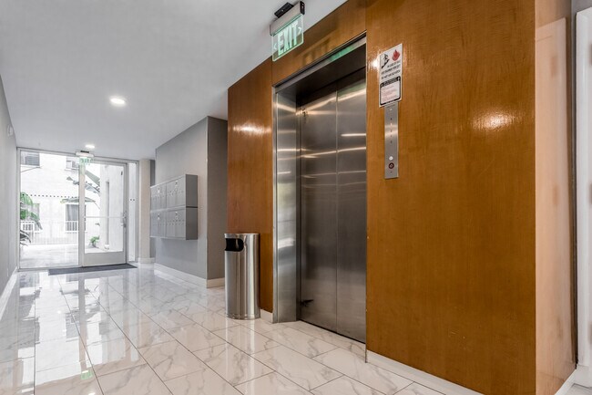 333 N Palm Dr in Beverly Hills, CA - Building Photo - Lobby