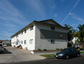 Esquire Palms Apartments in Midway City, CA - Building Photo - Building Photo