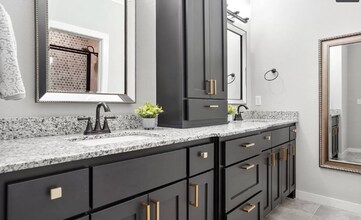 121 S Cedar Ave in Broken Arrow, OK - Foto de edificio - Building Photo