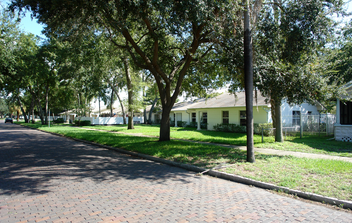 555 10th St N in St. Petersburg, FL - Building Photo