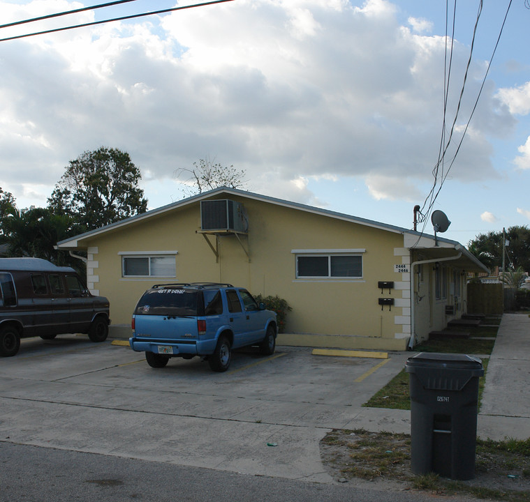 2444-2450 Arthur St in Hollywood, FL - Building Photo