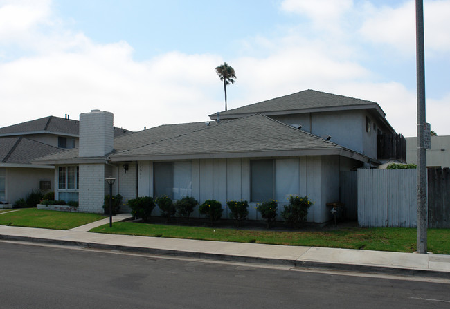 17041 Pinehurst Ln in Huntington Beach, CA - Foto de edificio - Building Photo