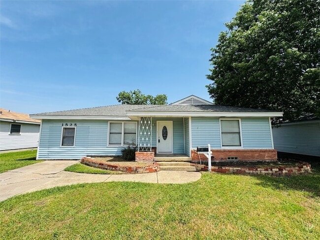 property at 1525 Caldwell Dr