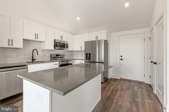 7037 Ridge Ave in Philadelphia, PA - Building Photo - Building Photo