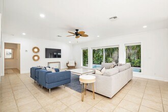 230 Osceola Way in Palm Beach, FL - Building Photo - Building Photo