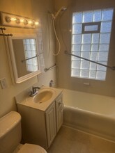 419 N Grand Ave, Unit Apt #1 in Waukesha, WI - Foto de edificio - Building Photo