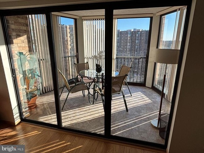 5903 Mt Eagle Dr in Alexandria, VA - Foto de edificio - Building Photo