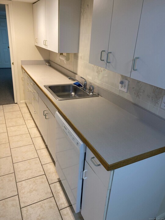 18 Clara Dr in Norwalk, CT - Building Photo
